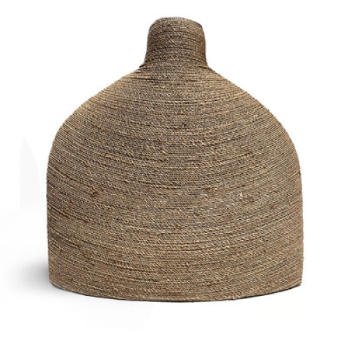 AJOE vase design entouré de sisal