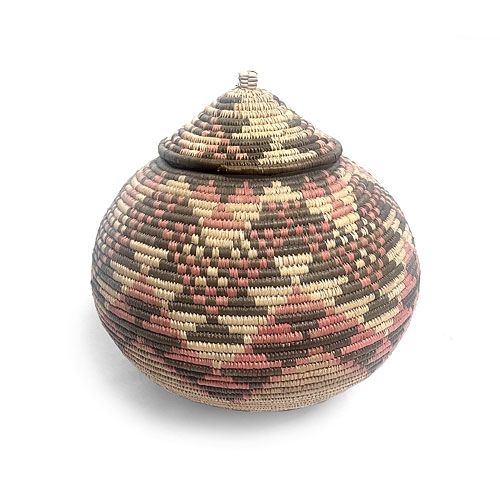 Panier artisanal tissé en Afrique