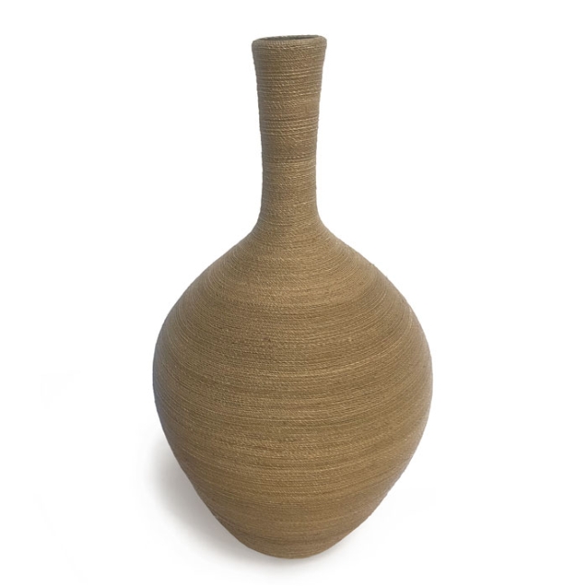 SAISA grand vase design entouré de sisal