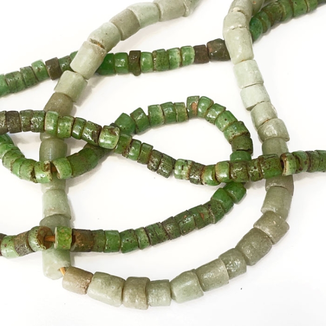Deux colliers verts en perles de verre recyclé